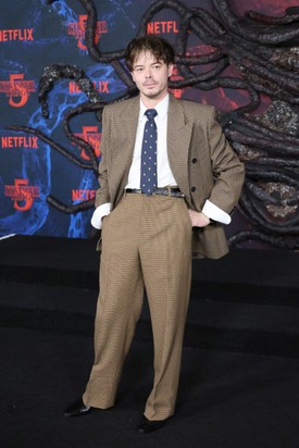 „Noah-val és Finnel szemben ültem. Sejtettem, hogy talán érzelmes lesz. De 20 perccel később - amikor még a forgatókönyv harmadánál sem tartottunk - Noah kisírta a szemét. Aztán Finn is sírt. Mindenkit megindított” - mondta el Charlie Heaton az új évad olvasópróbájáról. 