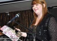 Szegedi Kata átveszi a díjat.