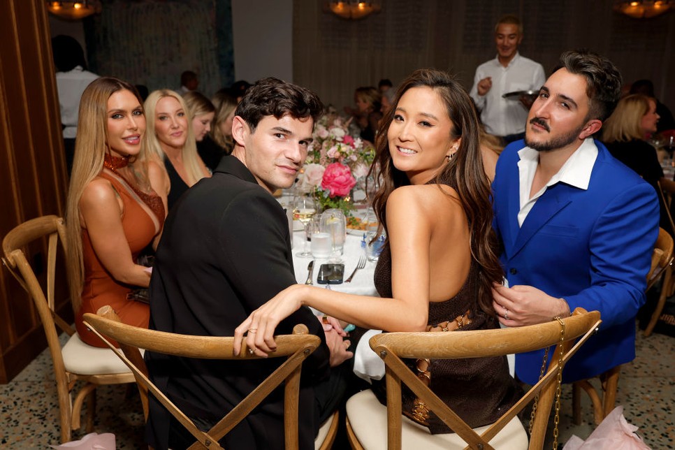 Ashley Park és Paul Forman teljesen kivirulnak egymás mellett