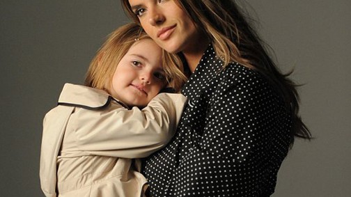 A brazil szupermodell megint 4 éves kislányával pózol