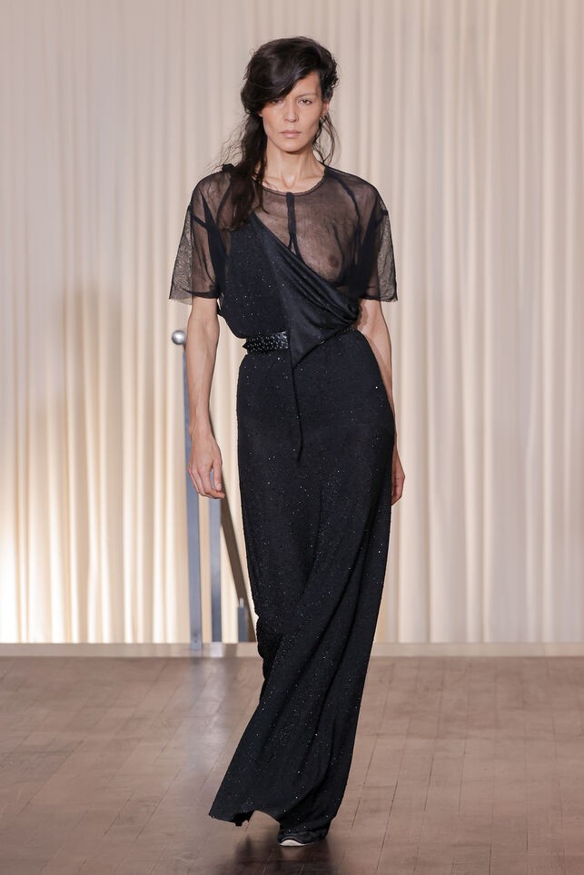 Andreas Kronthaler for Vivienne Westwood 2025 tavasz-nyári bemutatója a Paris Fashion Week kifutóján