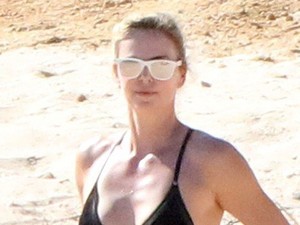 Charlize Theron fekete bikiniben lazul