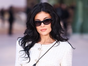 Kylie Jenner élete legnagyobb dekoltázsát villantotta, de valami nagyon nem stimmel vele a rajongók szerint
