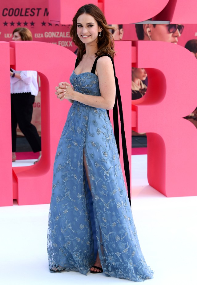 Lily James a Baby Driver premierjén Burberryben