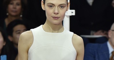 Lenyűgöző divatfilm a 200 óráig készülő ruháról