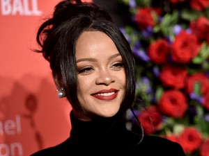 Rihanna vörös szettjétől lesz forró az idei Valentin-nap