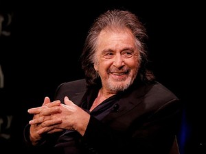 Babát vár a 82 éves Al Pacino és 50 évvel fiatalabb barátnője
