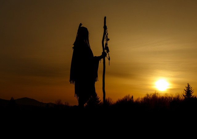 Elképesztő: a Louis Vuitton sámánt bérelt a bemutatója előtt