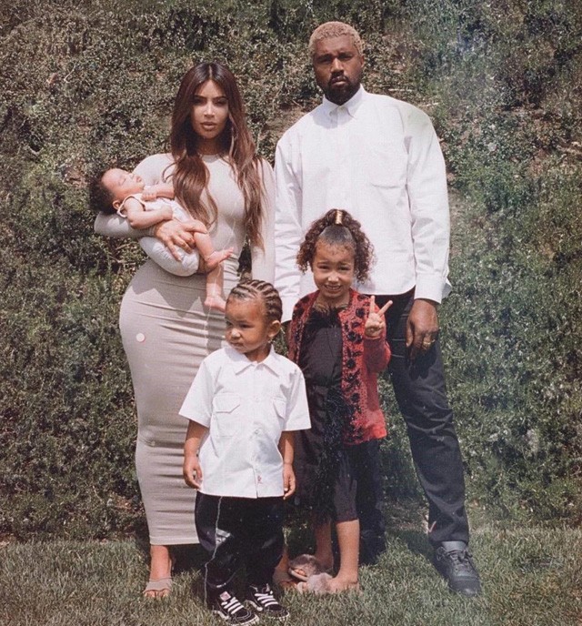 Kim Kardashianék húsvéti családi fotója