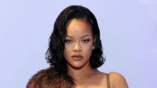 El sem hisszük, de újra divat: visszatért gyerekkorunk szandálja, megőrülnek érte a sztárok