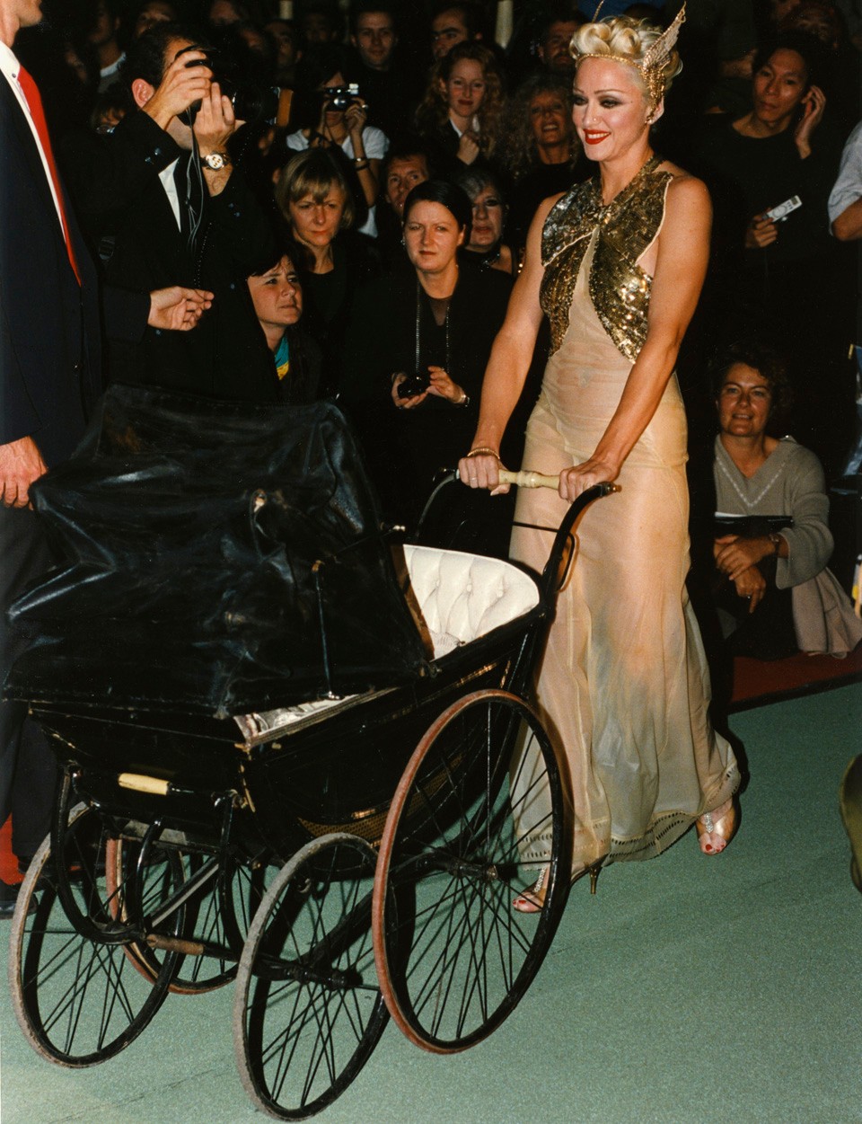  Madonna 1994-ben a Jean Paul Gaultier divatbemutatójának modelljeként