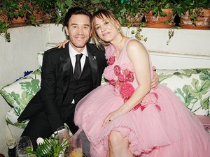 Babát vár az Agymenők színésznője, Kaley Cuoco