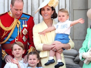 Dobj el mindent: Katalin, Vilmos és a gyerekek a világ legédesebb fotójával kívánnak kellemes ünnepeket