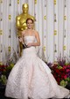 2013, Jennifer Lawrence - Nem feledkezhetünk meg arról a ruháról sem, amit Jennifer Lawrence 2013-ben viselt. A Dior Haute Couture kreáció a legdrágább ruha az Oscar történetében. Értéke 4 millió dollár, és a történelem egyik legdrámaibb pillanatát hozta, amikor Lawrence elbukott a ruhában a lépcsőn sietve a díj felé!