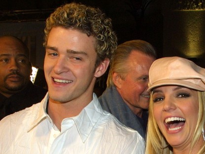 A 2000-es évek legsokkolóbb divatpillanatából végre póló lett