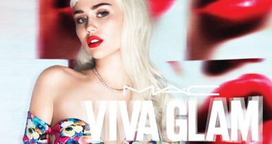 Wow, de dögös! Miley Cyrus hosszú hajjal az új MAC kampányban