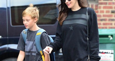 Hiába a nagy pulcsi, már ott dudorodik Liv Tyler pocakja