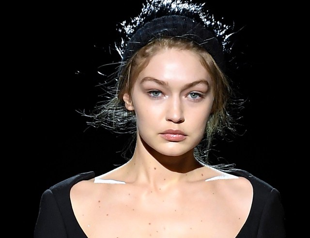 A hónap dekoltázsa: Gigi Hadid hatalmasat villantott a kifutón