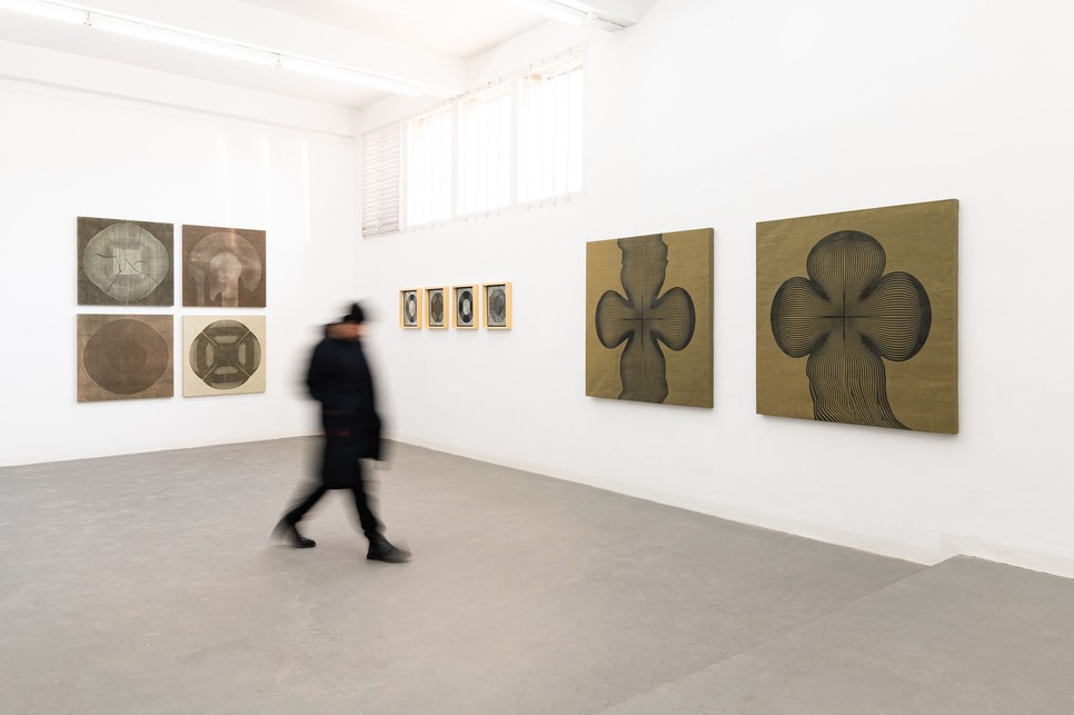 Dukai István azon van, hogy megértse saját kettősségeit, és feltérképezze, mely traumákat dolgozza fel az absztrakt műveiben