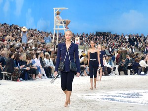 Őrület! A Chanel tényleg tengerpartot csinált Párizs közepére