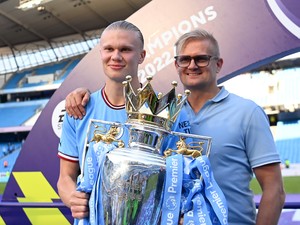 Ő itt Erling Haaland focista édesapja, a pályán is kísérteties köztük a hasonlóság
