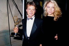 Egy hatalmas szakmai mérföldkő 1987 szeptemberéből, amikor Michael J. Fox büszkén pózolt a rangos Emmy-díjával. A színész a Családi kötelékek (Family Ties) című vígjátéksorozatban nyújtott zseniális alakításáért vehette át a legjobb férfi főszereplőnek járó elismerést. Oldalán gyönyörű partnernője, Tracy Pollan.