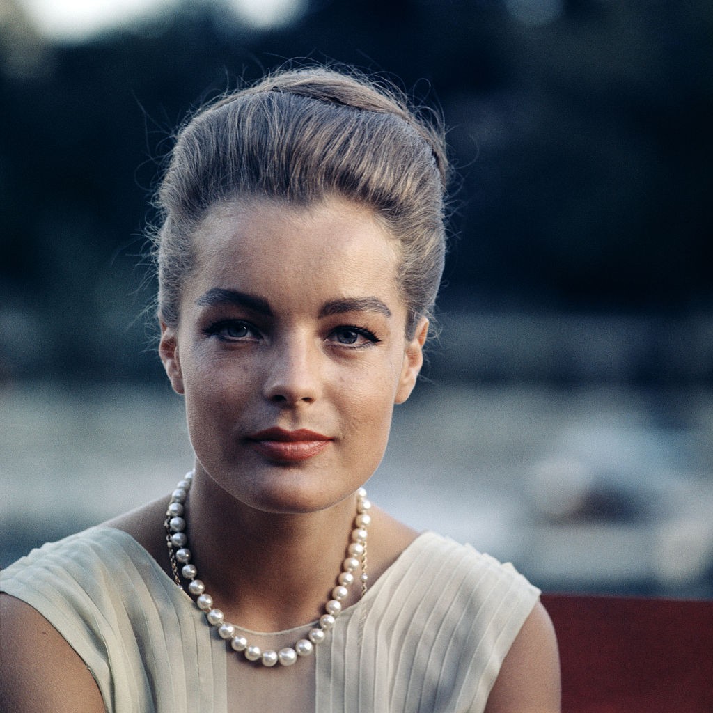 Ez a portré - feltehetőleg - 1960-ban készült róla. Csak úgy sugárzik belőle a kifinomultság és az elegancia. 