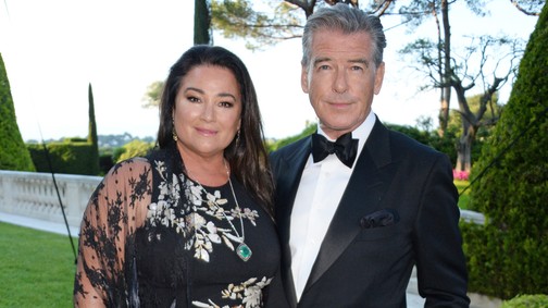 „Imádom a feleségem domborulatait" - Pierce Brosnan és a feleségének szerelmi történetéből mindannyian tanulhatunk
