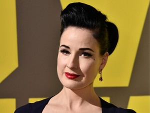 Úristen! Dita von Teese ezüst haja mennyire menő már!