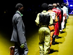 Ennek a divatbemutatónak már a meghívója is egy szabászati remek