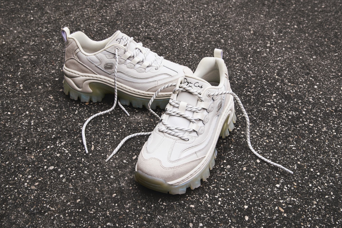 A klasszikus stílus modern változata. A Doja'Lite fűzős cipő prémium bőrből, valódi velúr és elegáns hálós felsőrésszel, fémes-márványos vagy áttetsző gyöngyházfényű talppal.