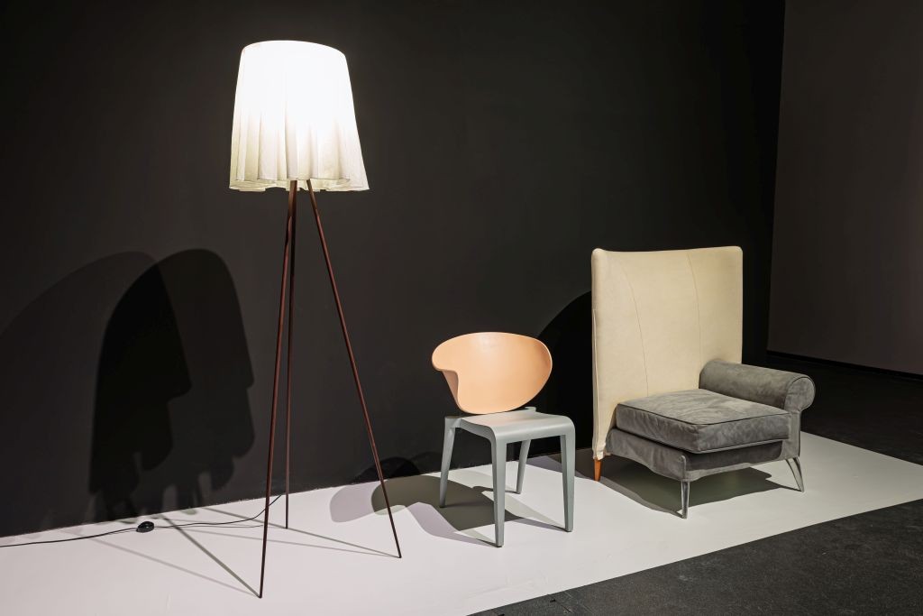 Modernista állólámpa, formatervezett szék és kárpitozott karosszék a 20. század közepi európai design világából, a Designikonok – tegnap és ma kiállításon az m21 Galériában