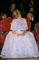 Diana hercegné 1981-ben, a londoni Victoria and Albert Museum gáláján nemes egyszerűséggel ülve elaludt. Az esemény után nem sokkal kiderült, hogy itt már várandós volt az első gyermekével, Vilmos herceggel, és ez okozhatta az extrém fáradtságot. 