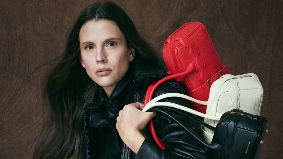 ABODI x VUCH LAB exkluzív táskakollekció bemutatkozása: az ikonikus hullám motívumokkal díszített limitált Elongé táskák képviselik a modern közép-európai designt és az erdélyi tradíciókat Fotó: Lábady István