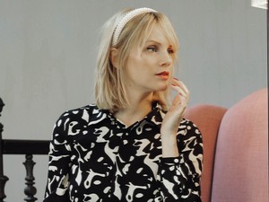 Magas sarkúval és sportcipővel is telitalálat ez a kismamaruha