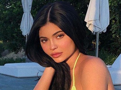 Kylie Jenner igazi olasz donnaként romantikázott ebben a szexi ruhában