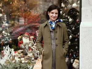 Dr. Halász Dóra mai kabátja a karácsony hangulátát idézi elő