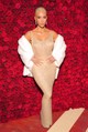 Kim Kardashian (2022): Amikor Kim Kardashian 2022-ben megérkezett a MET-gálára, minden szem a ruhájára szegeződött, és nem véletlenül. A sztűr ugyanis Marilyn Monroe 1962-es, „Happy Birthday, Mr. President” című fellépésén viselt csillogó, testhez simuló ruháját viselte, amelyet egyenesen egy múzeumból kölcsönöztek számára. A ruhaválasztás komoly vitát robbantott ki: sokan szerint egy történelmi ereklye ilyesfajta használata nem elfogadható. Ugyanakkor a pillanat tökéletesen illeszkedett a MET-gála szellemiségéhez: múlt és jelen találkozásához, amely új kérdéseket vet fel arról, mit tekintünk divatnak, relikviának és művészetnek.