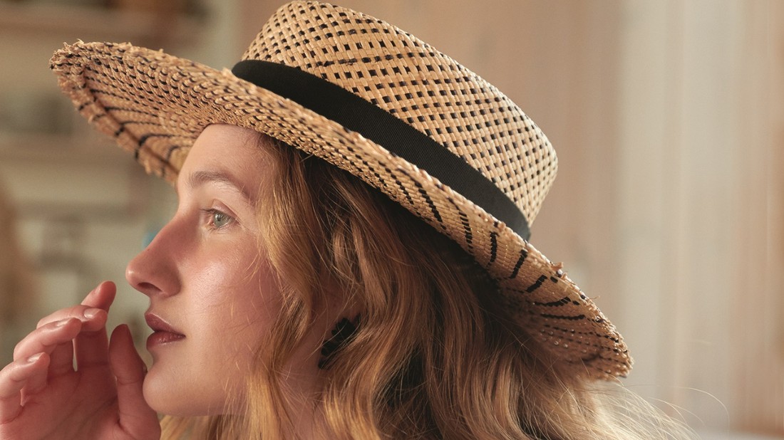 Vecsei Zsófi kalaptervező beavat minket Vecsei MILLNERY márka eredetébe és a kalapviselés etikettjébe is