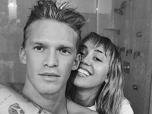 Miley Cyrus az új barátja nadrágjában kotorászik az Instagramon