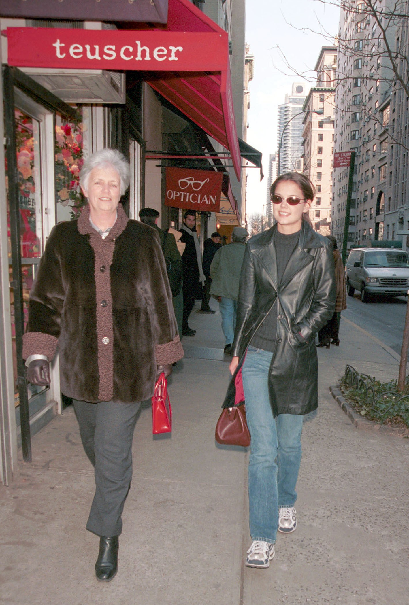 2001 - Úgy tűnik, a 90-es évek nagy hatással volt a színésznőre, így újra láthatjuk a bőrkabátot. Ez a farmer-tornacipő-bőrkabát együttes mindannyiunkat a fiatalabb éveinkre emlékeztet, nem igaz?