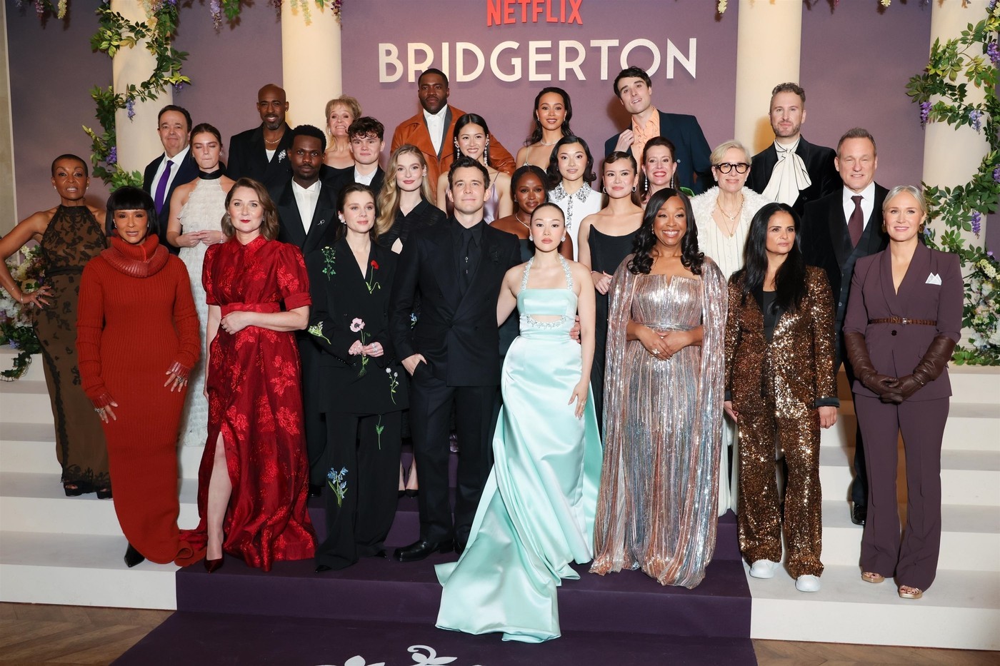 Katie Leung a Bridgerton 4. évadának párizsi premierjén a többi szereplővel. 