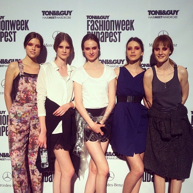 A lányok sminkje már készen van.