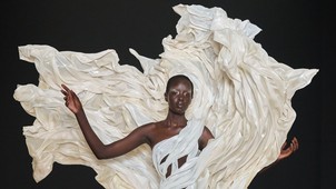 A ruha, mint művészeti médium – A ruhaszobrok varázslatos világa