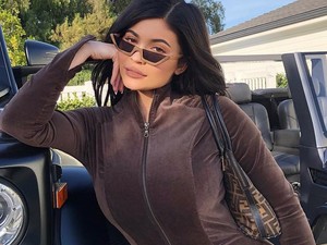 Két hónappal a szülés után Kylie Jenner neonrózsaszín hajjal vadul a fesztiválon!