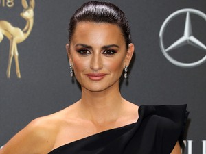 Sosem volt még ilyen szép: Penelopé Cruz egy dögös latin táncosnak öltözött a vörös szőnyegen