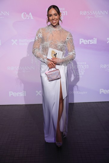 Lissák Laura ruhája maga volt a meztelen álom: csak úgy ragyogott a hófehér, áttetsző kreációban, miközben egyik kedvenc könyvét (Kovács Eszter - Köszi, jól) tartotta a kezében. 