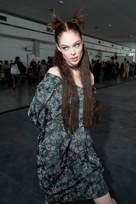 Coco Rocha az Andreas Kronthaler for Vivienne Westwood 2024-25 ősz-tél divatbemutatón
