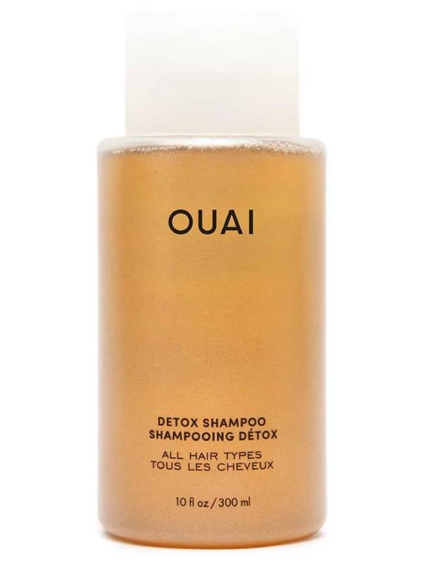 Néha a hajad is megérdemel egy kis detoxot – és itt jön képbe a közönségkedvenc OUAI mélytisztító sampon. Ez a formula eltávolítja a lerakódásokat, legyen szó kemény víz, hajápolási termékek vagy a szennyeződések okozta maradványokról. Heti vagy kétheti használattal érezhetően könnyebb, tisztább és frissebb lesz a haj, miközben nem szárítja ki a fejbőrt. – Detox sampon OUAI – theouai.com