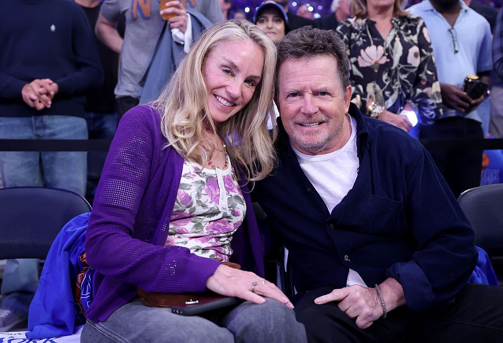 Michael J. Fox és Tracy Pollan 2026 júniusában, az NBA-döntő negyedik mérkőzésén szurkoltak a New York-i Madison Square Gardenben. Közel 40 év házasság után is ugyanolyan csillogó szemmel, egymást átölelve láthatók, mint kapcsolatuk legelején – szerelmük és szövetségük egyszerűen megingathatatlan.